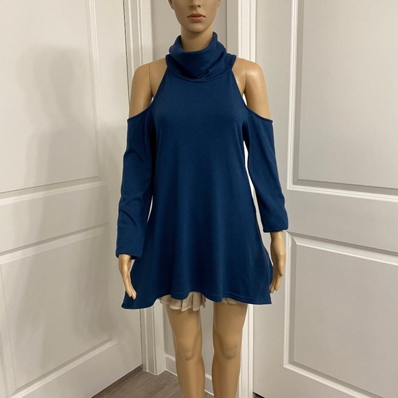 Abi Ferrin Cold Shoulder Long Sleeve Swing Silhouette Tunic Top. Blue. Small. - Picture 2 of 10